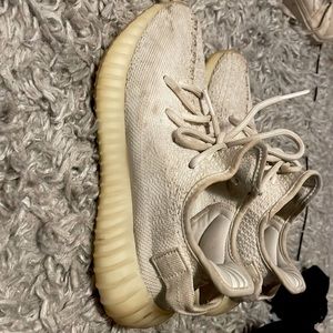 Cream yeezy boosts